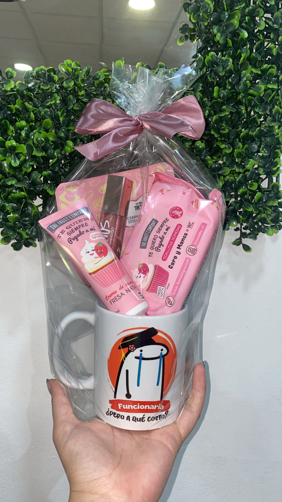 ✨ Set de regalo taza + productos de belleza
